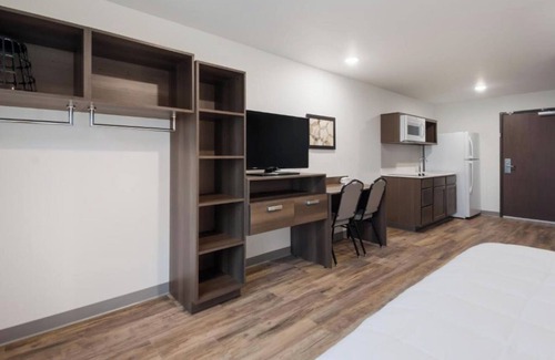 Newnan Hotel | Make Yourself at Home in a Three Clean Room w/Kitchen Near Top Attractions