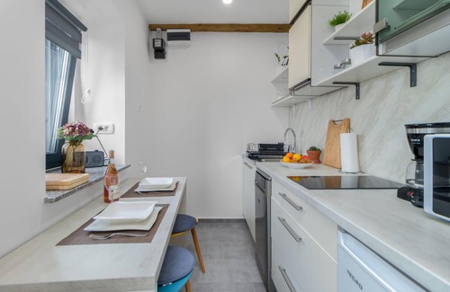Hreljin House | Make yourself comfortable for two in this compact vacation apartment with sea view.