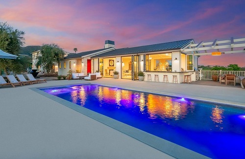 Western Malibu House | Malibu, California sits between the wonder of the Pacific Ocean and the Santa Monica Mountains