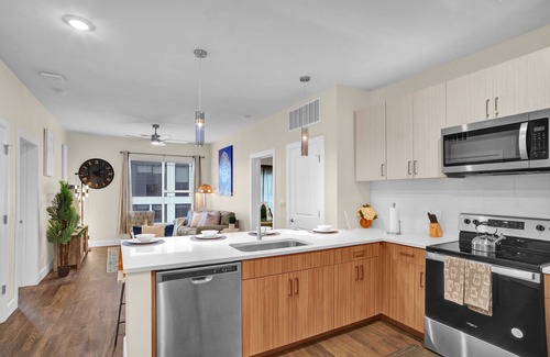 Eighth Avenue Apartment | Malibu Downtown Nashville w l Free Parking Gym Pool