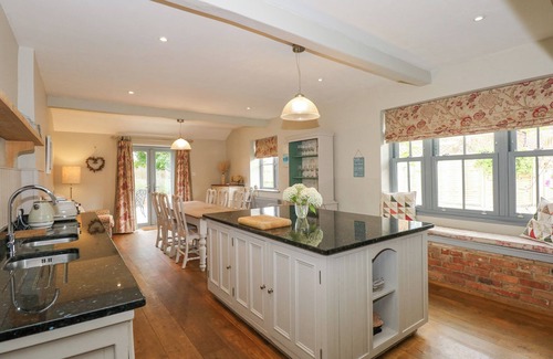 Heacham Cottage | MALTHOUSE FARM, pet friendly, character holiday cottage in Heacham