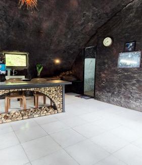 Devikolam Villa | Mamalakandam Rock Cave at Diya Homestay
