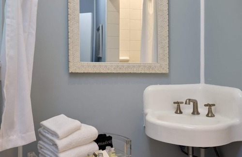 Wailuku Bed & Breakfast | Mamane Suite - Historic charm and views