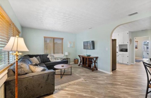 Whitney Beach House | "Manatee" 3 miles to Anna Marie