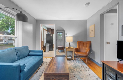Manchester Apartment | Manchester 1-Bedroom Oasis APT Near Downtown Main Street. Pet-Friendly!