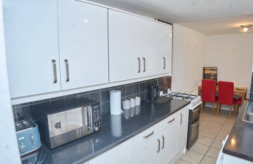 Manchester House | Manchester 2 Bedrooms Tv Close To Local Sights