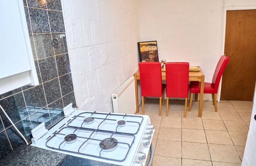 Manchester House | Manchester 2 Bedrooms Tv Close To Local Sights