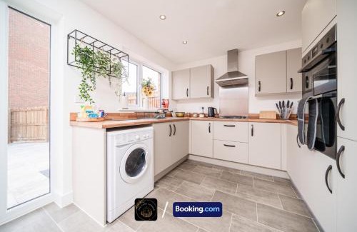 Salford Apartment | Manchester 3-Bed House, Free Parking & WiFi