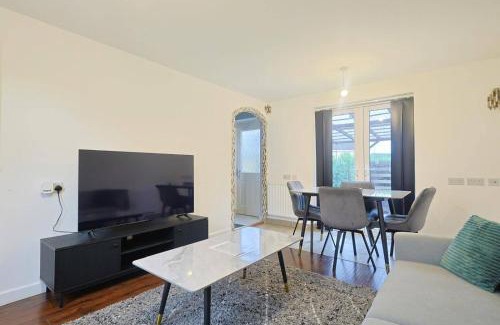 Levenshulme House | Manchester 3-Beds Sleeps 6 with Onsite Parking