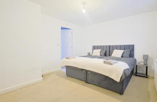 Levenshulme House | Manchester 3-Beds Sleeps 6 with Onsite Parking
