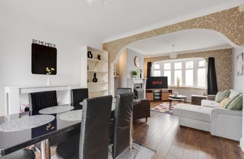 Droylsden Apartment | Manchester Business and Leisure Home with Free Parking