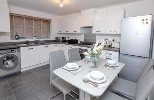 Belle Vue Apartment | Manchester Cityside Deluxe Stay - 3 Bedroom House Great for Family with Free Parking & Garden