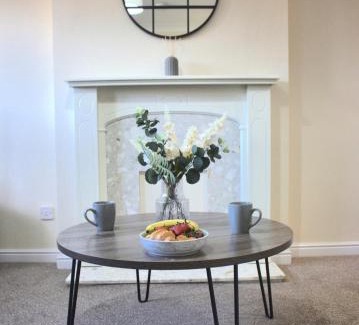 Wythenshawe House | Manchester Stay Hub - 2BR with Free Parking, Near Airport & Attractions