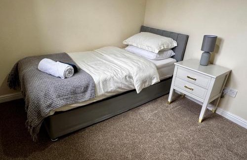 Wythenshawe House | Manchester Stay Hub - 2BR with Free Parking, Near Airport & Attractions