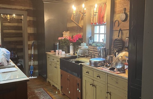 New Haven House | Mandolin Ridge Farm—Log Cabin Luxe! Pet Friendly. Livestock Guard Dogs Onsite.