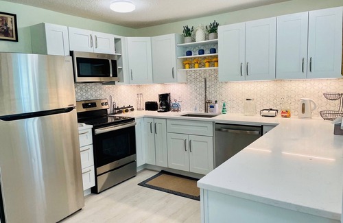 Pine Gardens North House | Mango Cottage Close to Beaches and Lighthouse