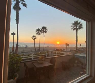El Porto Apartment | Manhattan Beach Beachfront Charming On The Strand