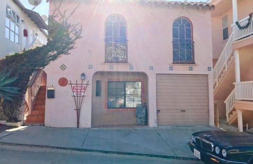 El Porto House | Manhattan Beach Duplex with Ocean Views | 1 block to beach