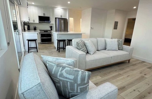 El Porto Apartment | Manhattan Beach Modern Panoramic Sea View