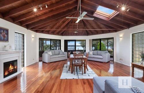 Mannering Park House | Mannering Lake House