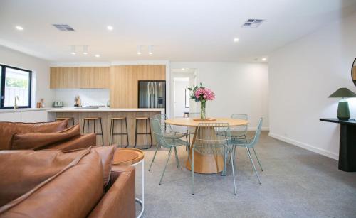Bright House | Manning Retreat