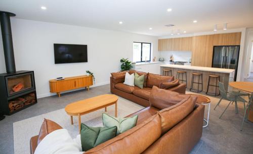 Bright House | Manning Retreat