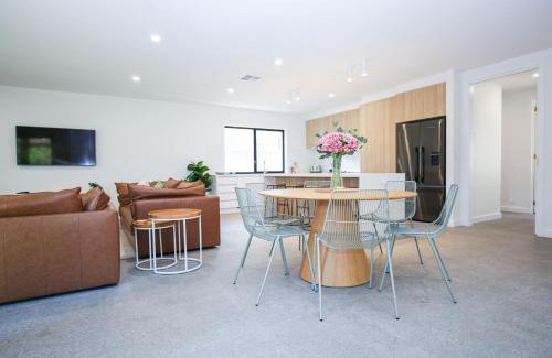 Bright House | Manning Retreat