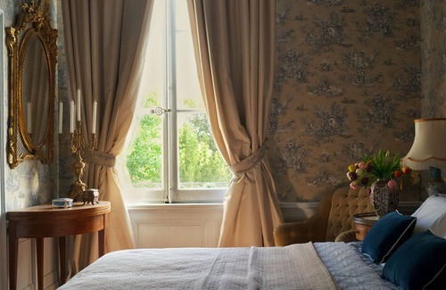 Bourre Bed & Breakfast | Manoir de la Salle du Roc - Constance suite King size bed.