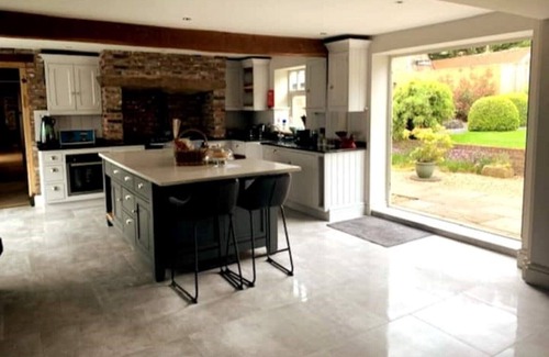 Lund House | Manor Barn - Large Barn Conversion With Hot Tub .