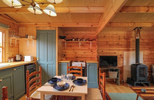 West Ilsley Cottage | MANOR FARM CABIN, pet friendly, with open fire in Wantage