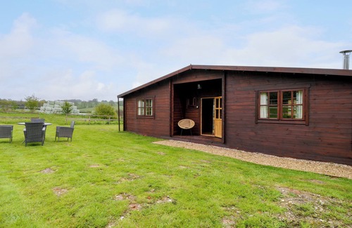 West Ilsley Cottage | MANOR FARM CABIN, pet friendly, with open fire in Wantage