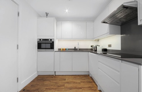 Harringay Apartment | Manor House Studio by MoreThanStays | Ground floor