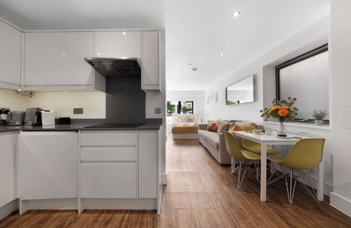 Harringay Apartment | Manor House Studio by MoreThanStays | Ground floor