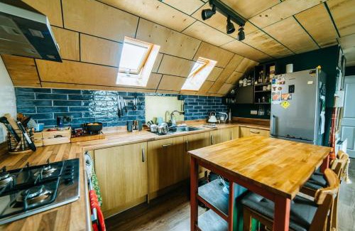 Patchway Apartment | Mansell Road - Trendy Loft with Free Parking