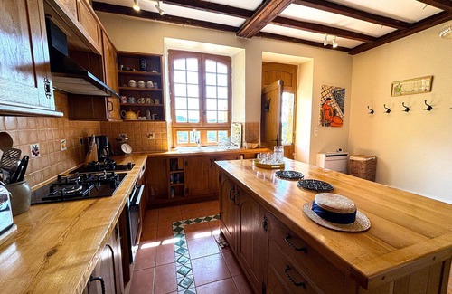 Domme House | Mansion house & guests house with heated pool/AC and speed internet in Domme