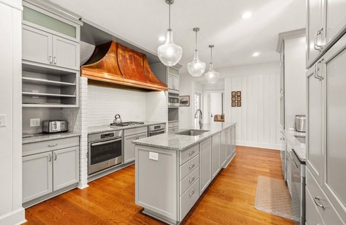 Southern Pines Villa | Mansion in Southern Pines - Saltwater Pool, Farm Animals, Golf