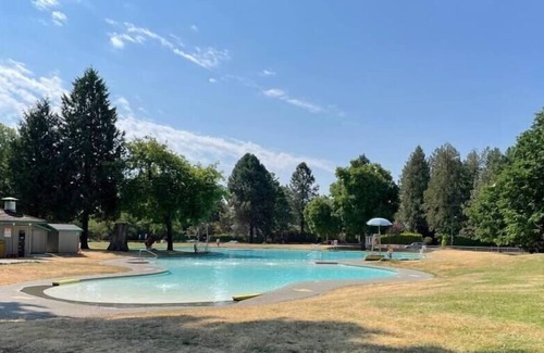Kerrisdale Villa | Mansion w/Modern GardenandGame Room near Maple Grove