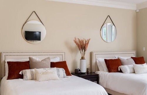 Kerrisdale Villa | Mansion w/Modern GardenandGame Room near Maple Grove