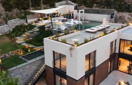 Dagbelen Villa | Mansion with elevator, housekeeper, breakfast