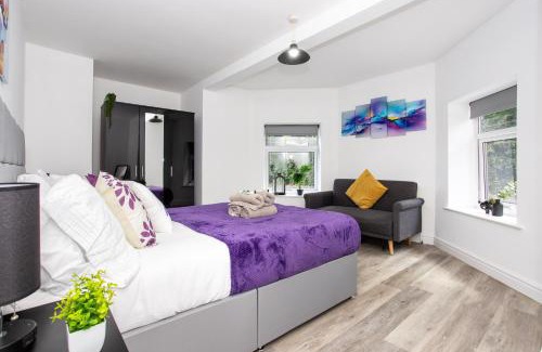 Wakefield Apartment | Manygates by Alt-Stay - Huge 4 Bed Apartment Contractor and Relocation Accommodation Near Wakefield near City Centre and M1 J39 with Ample Off Road Parking, Kitchen, Washer Dryer, Smart TV and Wi Fi - Long Stay Ready with Weekly and Monthly Rates