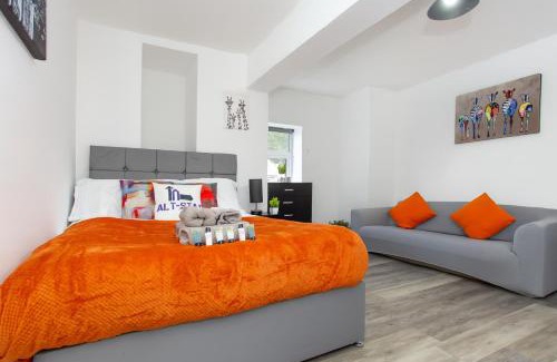 Wakefield Apartment | Manygates by Alt-Stay - Huge 4 Bed Apartment Contractor and Relocation Accommodation Near Wakefield near City Centre and M1 J39 with Ample Off Road Parking, Kitchen, Washer Dryer, Smart TV and Wi Fi - Long Stay Ready with Weekly and Monthly Rates