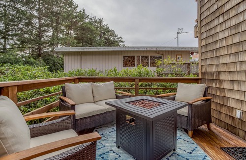 Manzanita House | Manzanita Charm (MCA 125)