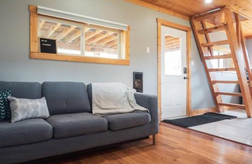 Golden House | Maple Ranch Tiny House- Private Hot Tub