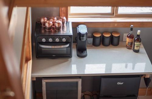 Golden House | Maple Ranch Tiny House- Private Hot Tub