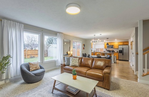 Meridian House | Maple Suite Retreat: Arcade Ping Pong HomeGym Toys Pool Playgrounds