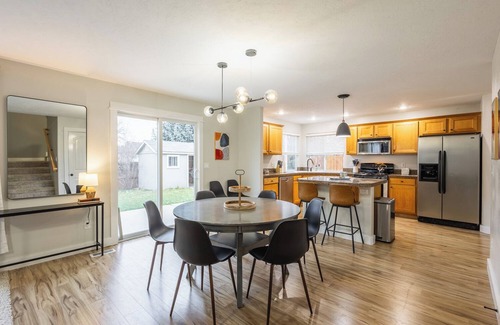 Meridian House | Maple Suite Retreat: Arcade Ping Pong HomeGym Toys Pool Playgrounds