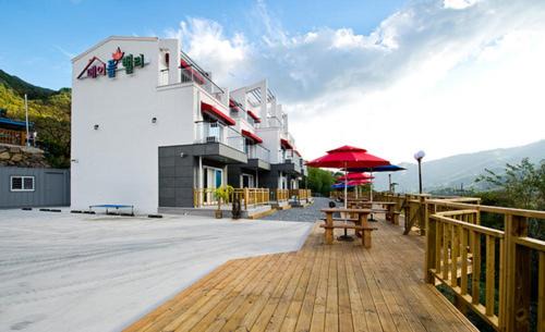 Gurye Hotel | Maple Valley