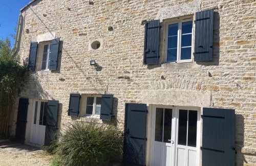 Sansais Villa | Marais Inn, maison typique avec piscine et jardin arboré, 10 kms Niort