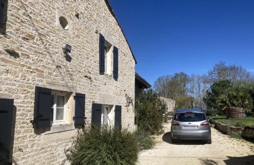 Sansais Villa | Marais Inn, maison typique avec piscine et jardin arboré, 10 kms Niort