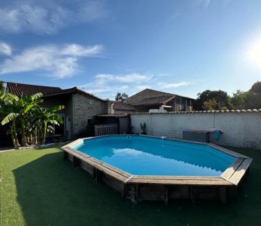 Sansais Villa | Marais Inn, maison typique avec piscine et jardin arboré, 10 kms Niort